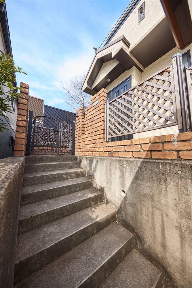 4LDK Detached House for Sale in Yokohama's Kohoku Ward - Thumbnail 2