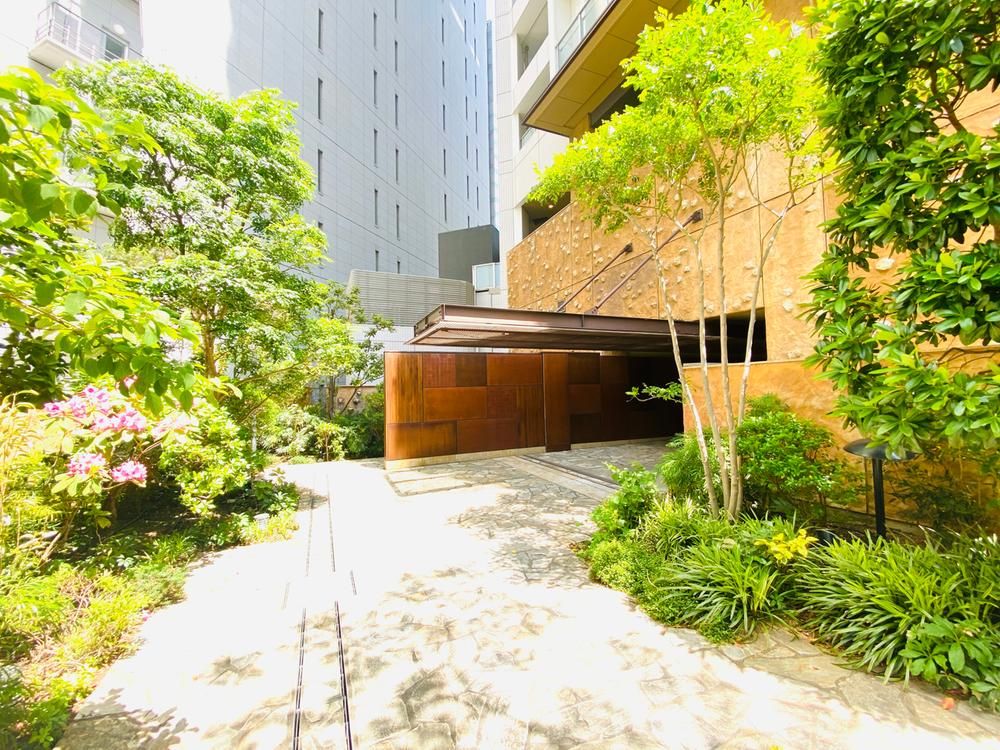 2LDK Apartment for Sale in Yokohama, Kanagawa – 70.71m² - Thumbnail 2