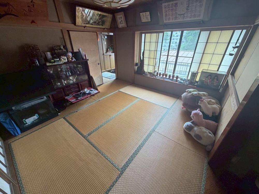 7DK House for Sale in Hodogaya-ku, Yokohama with Garden and Parking - Thumbnail 2