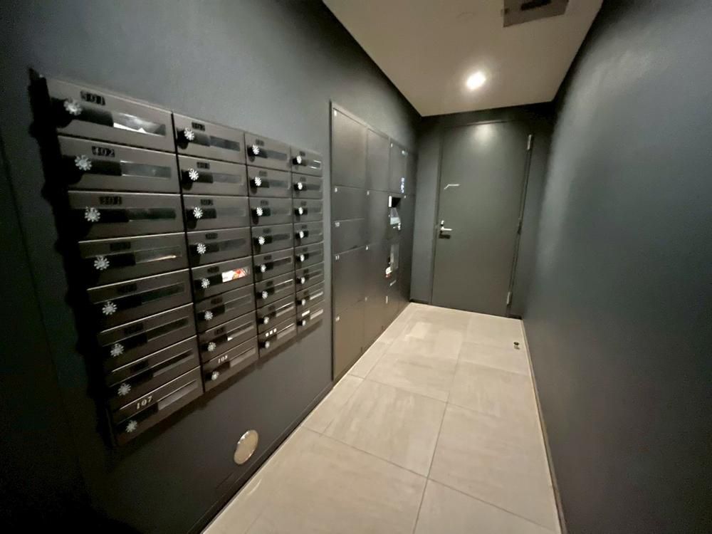 2LDK Apartment for Sale in Minato-ku, Tokyo - 105.46 sqm - Thumbnail 2
