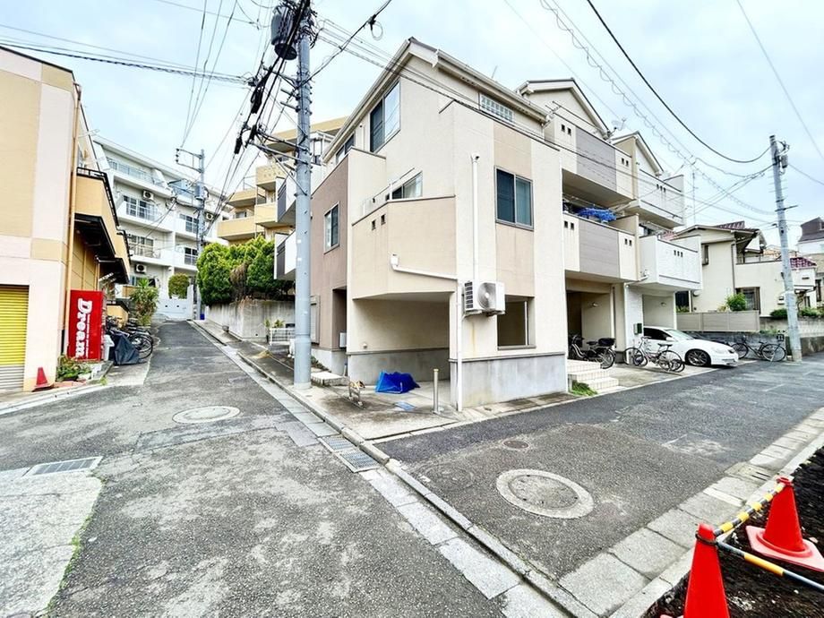 3LDK House for Sale in Shibuya, Tokyo - 65.81m2 - Thumbnail 2