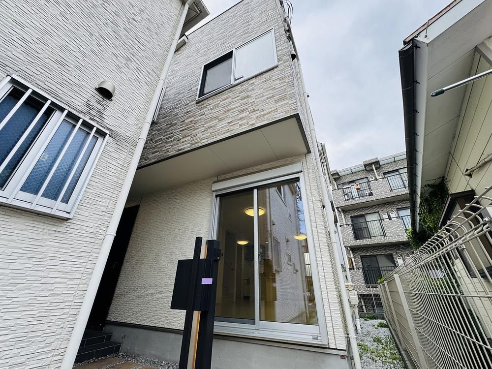 Renovated 2SLDK House with Roof Balcony in Kanagawa-ku, Yokohama - Thumbnail 2