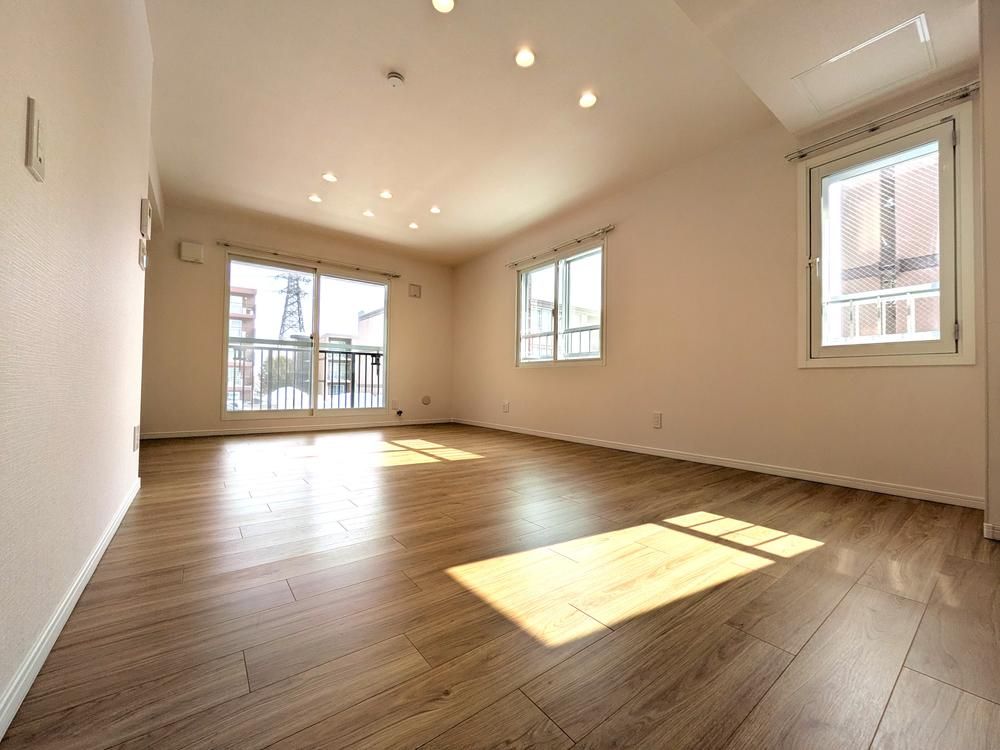 Renovated 3LDK Apartment in Sapporo, 71.77m², Near Subway - Thumbnail 4