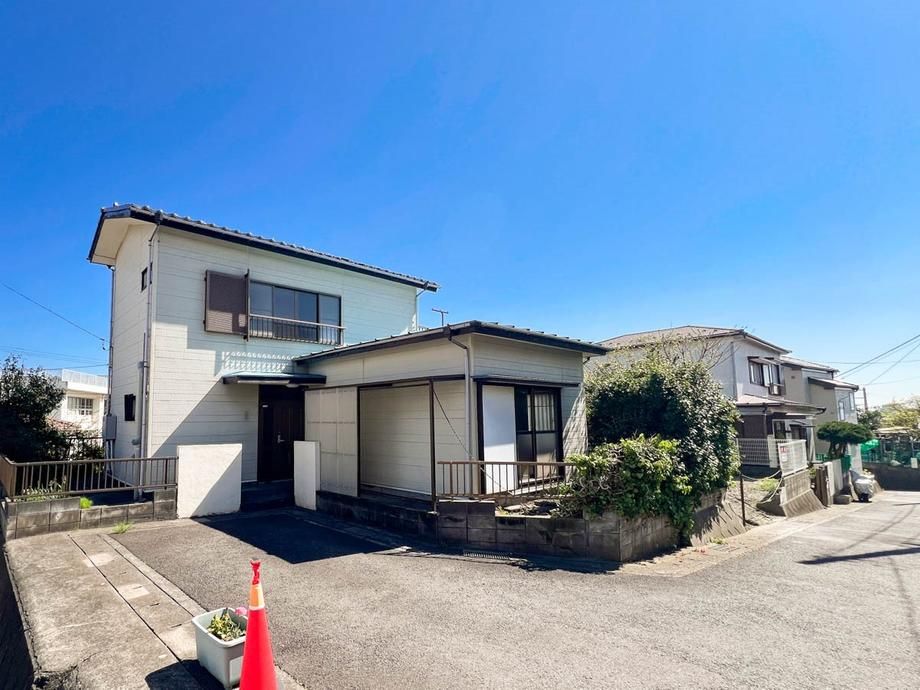 3DK House for Sale in Yokosuka with Garden and Sea Views - Thumbnail 2