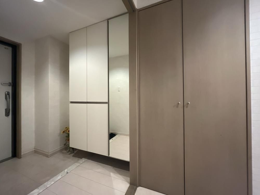 Spacious 6LDK Corner Apartment in Funabashi, Chiba - Image 1
