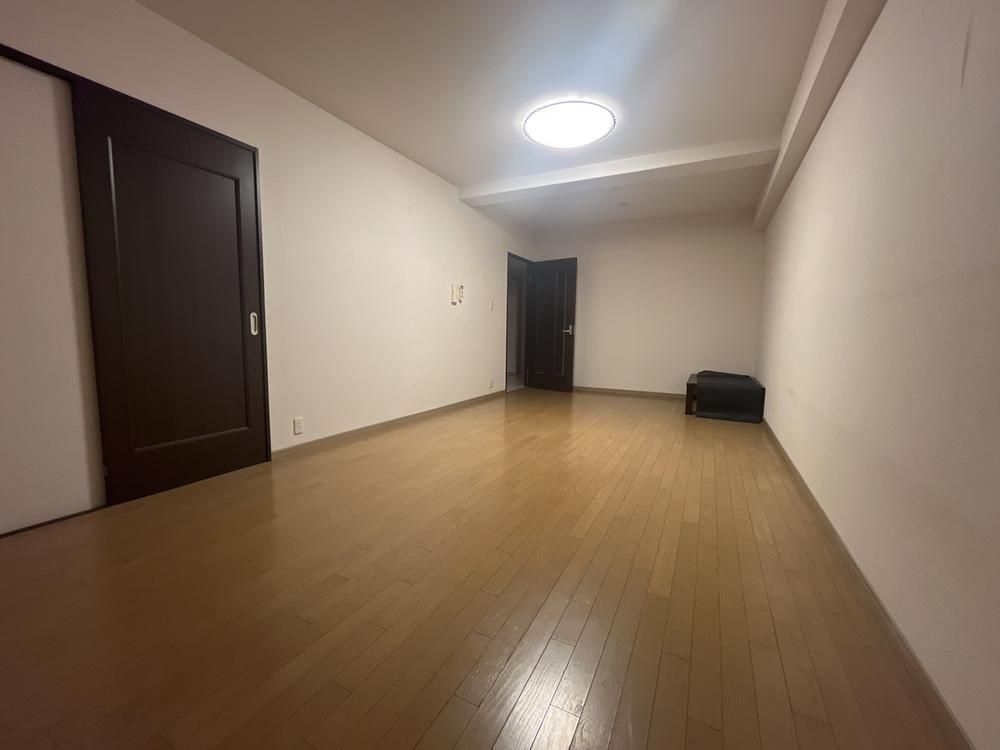 Spacious 6LDK Corner Apartment in Funabashi, Chiba - Thumbnail 4