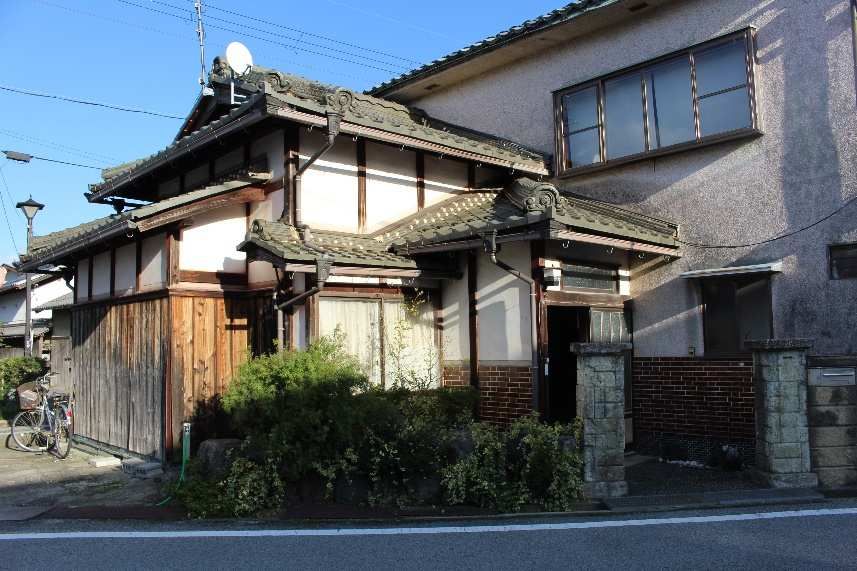 9DK Traditional House for Sale in Kohoku-cho, Shiga Prefecture - Image 1