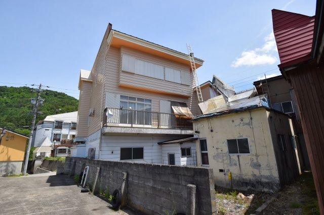 Steel-Framed House in Nozawa Onsen, Nagano – 197 sqm, 3 Floors - Thumbnail 4