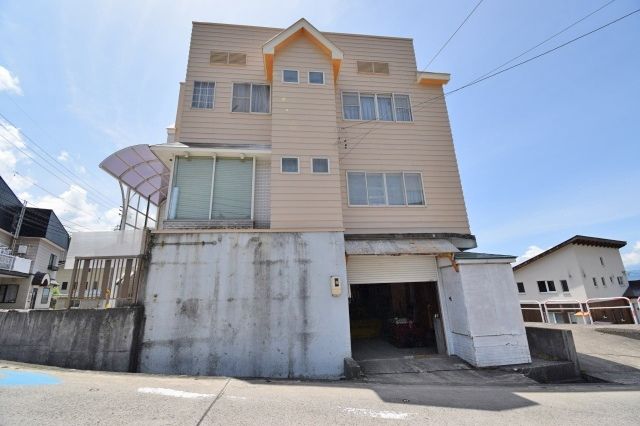 Steel-Framed House in Nozawa Onsen, Nagano – 197 sqm, 3 Floors - Thumbnail 2