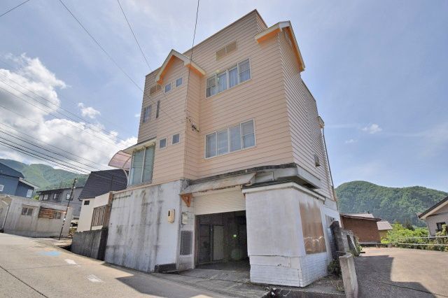 Steel-Framed House in Nozawa Onsen, Nagano – 197 sqm, 3 Floors - Thumbnail 3