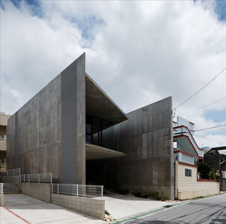Modern 2LDK Concrete Designer Villa in Ginowan, Okinawa - Thumbnail 4