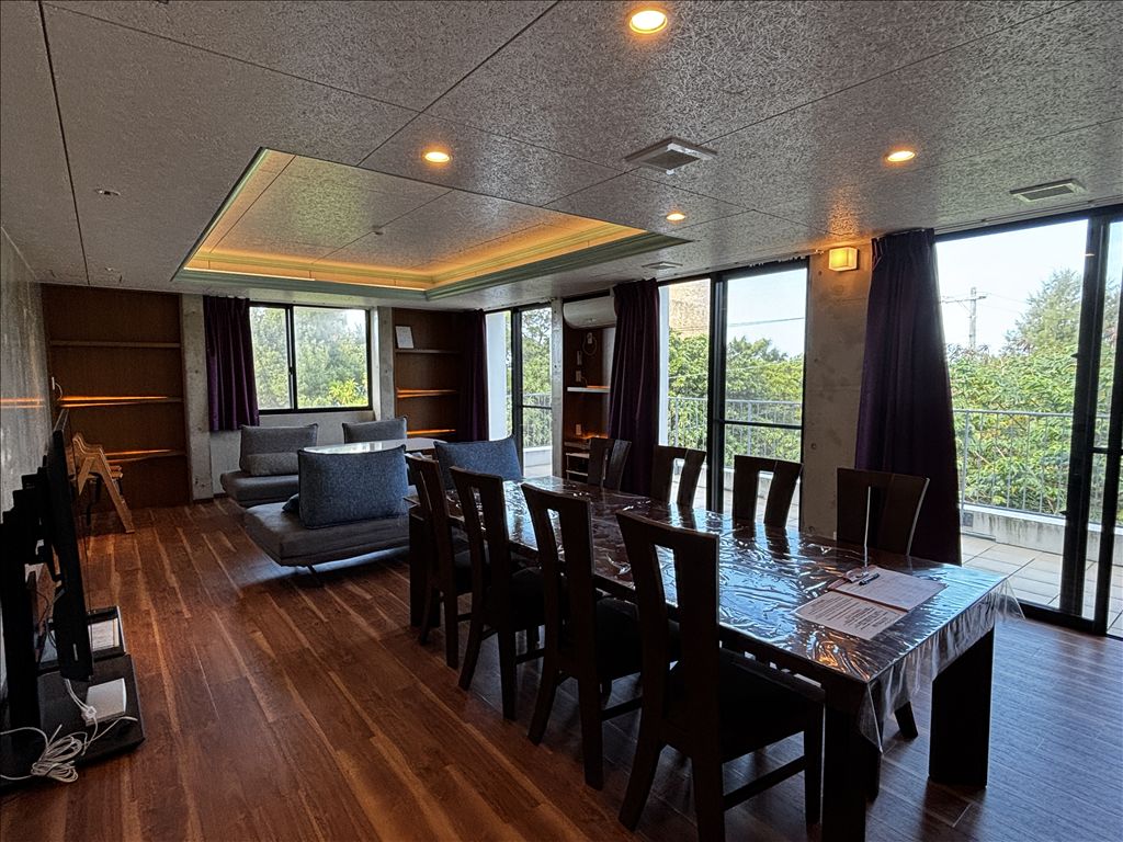 Modern 2LDK Villa with Rooftop Pool & Ocean Views in Motobu, Okinawa - Thumbnail 3
