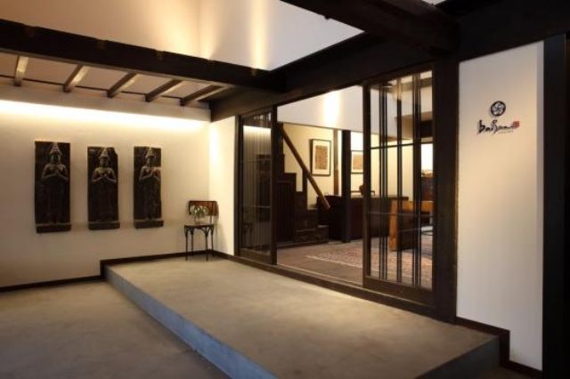 Historic Wood & Clay Inn in Mino's Traditional Udatsu Townscape - Thumbnail 3