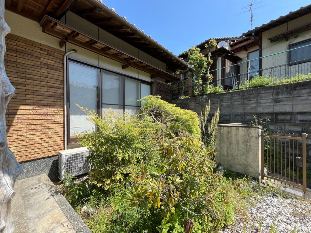 Traditional Home in Kawara Town with Spacious Land - Thumbnail 3