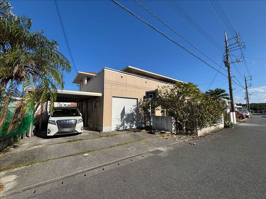 3LDK Detached Villa with Garage in Toyosaki Town, Okinawa - Thumbnail 2