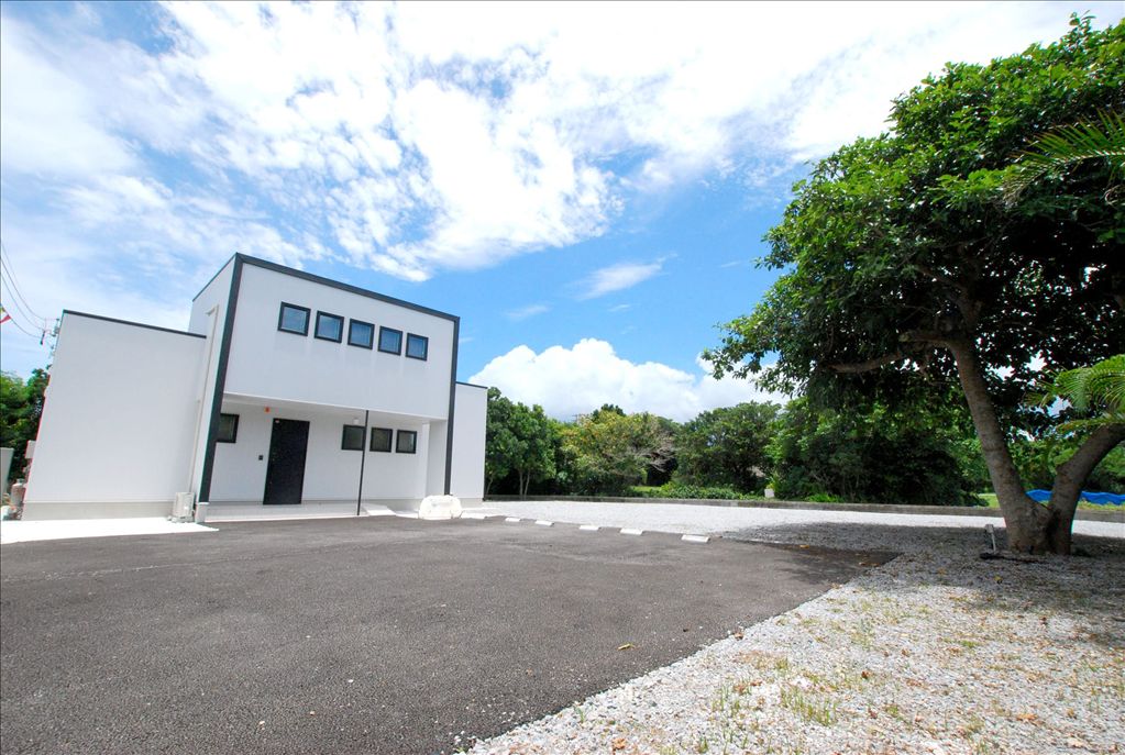 Luxury 3LDK Villa with Jacuzzi & Resort License in Motobu, Okinawa - Thumbnail 2