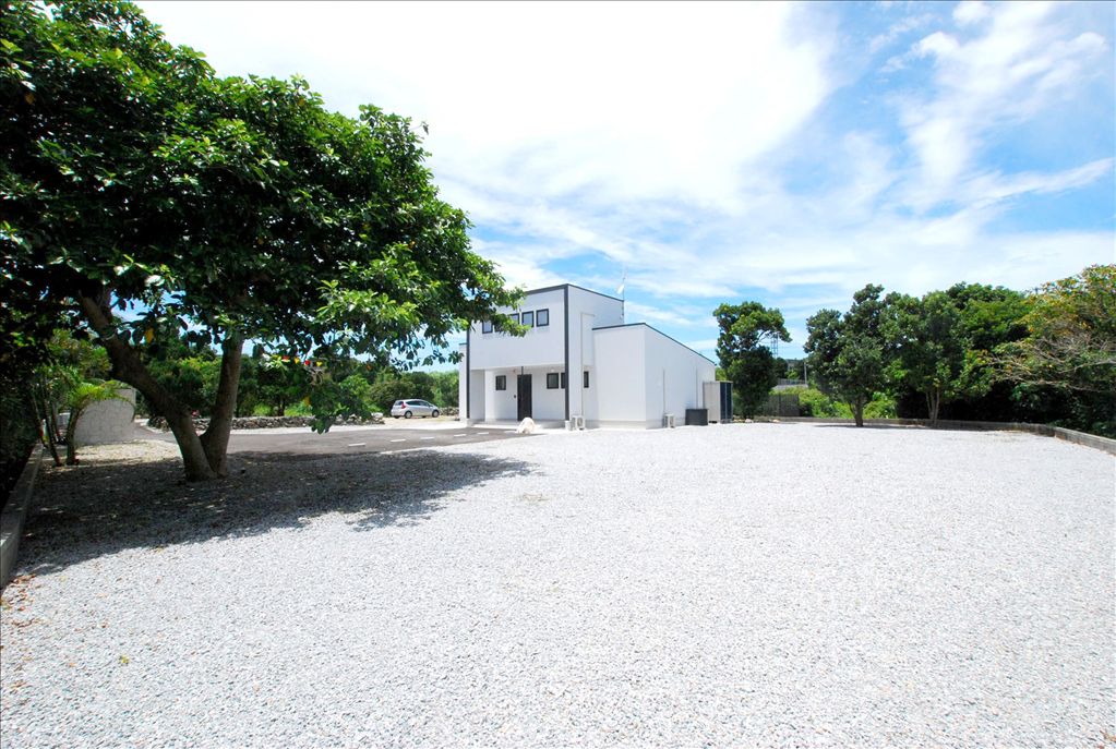 Luxury 3LDK Villa with Jacuzzi & Resort License in Motobu, Okinawa - Thumbnail 3