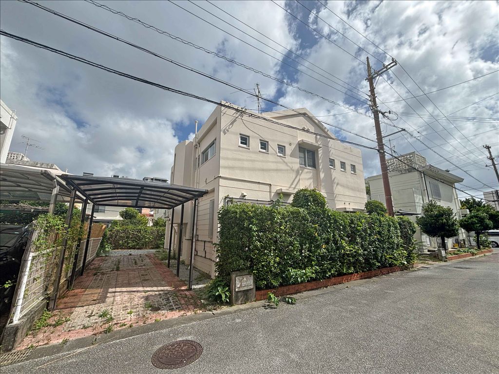 3LDK Detached Villa for Sale in Chatan, Okinawa Near American Village - Image 1