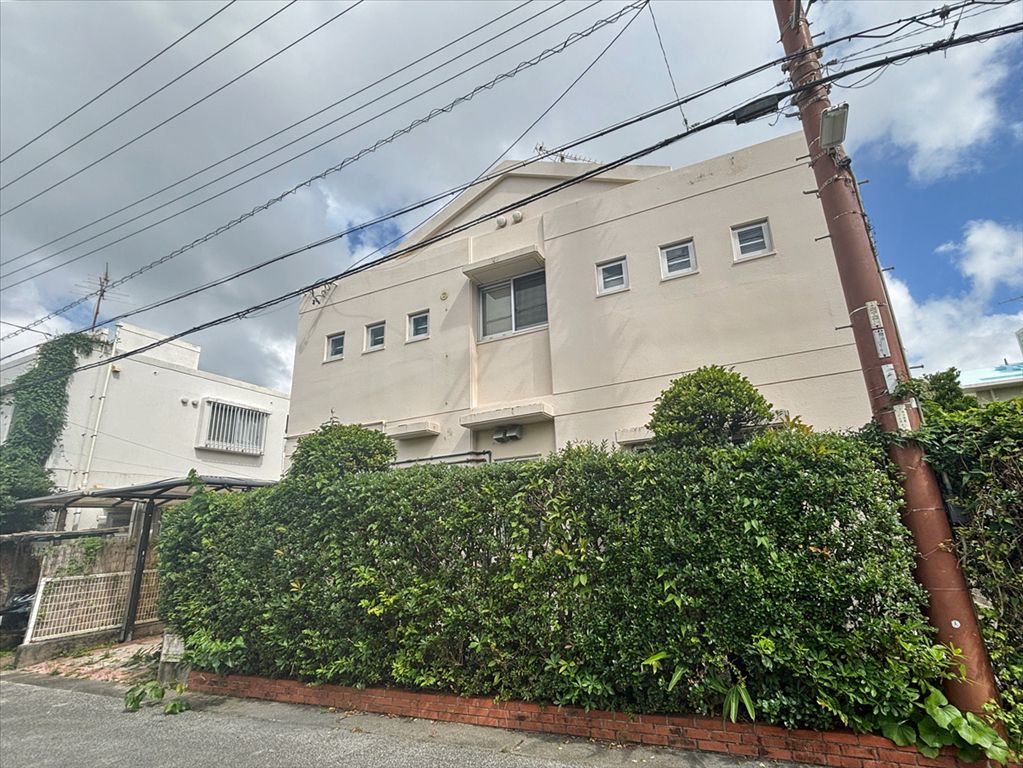 3LDK Detached Villa for Sale in Chatan, Okinawa Near American Village - Thumbnail 2