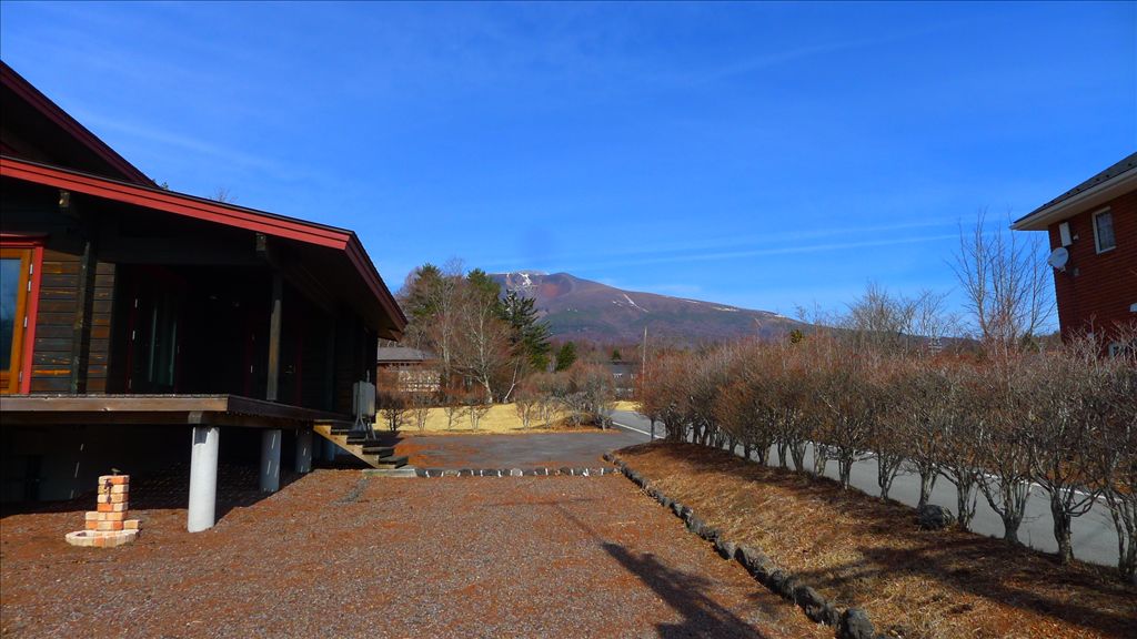 Log House with Mount Asama View in Karuizawa, Nagano - Thumbnail 2