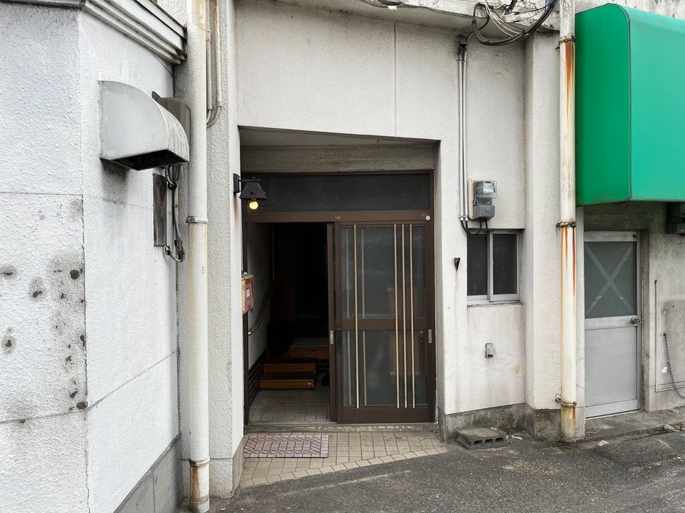 Spacious 1977 Concrete Home with Shops in Kawara - Thumbnail 4