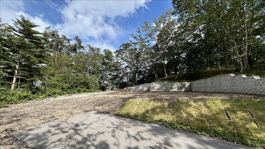 Land for Sale in Karuizawa's Taiyo no Mori with Mount Asama Views - Image 1