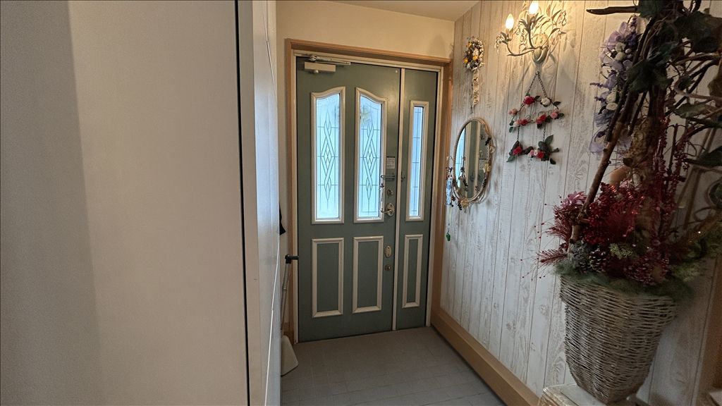 3LLDK Villa for Sale in Karuizawa's Minamihara | South-Facing Rooms - Thumbnail 3