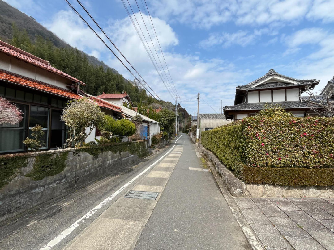 Spacious Home in Kawara Town with Large Land - Thumbnail 4