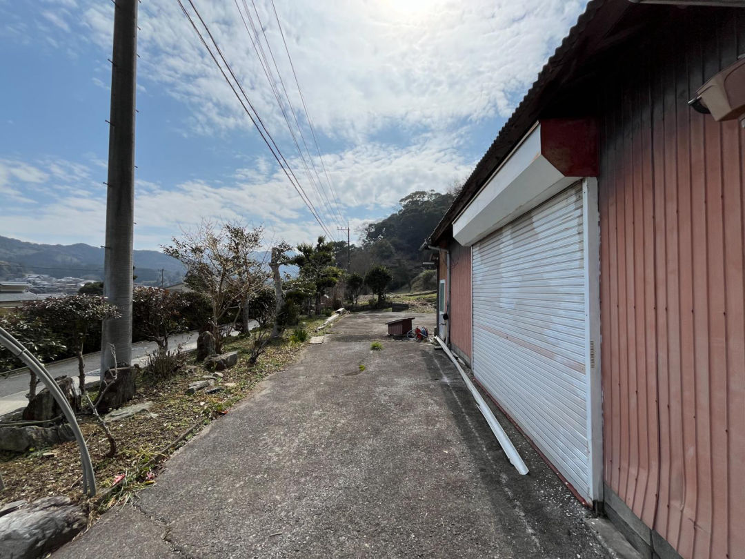 Spacious Home in Kawara Town with Large Land - Thumbnail 3