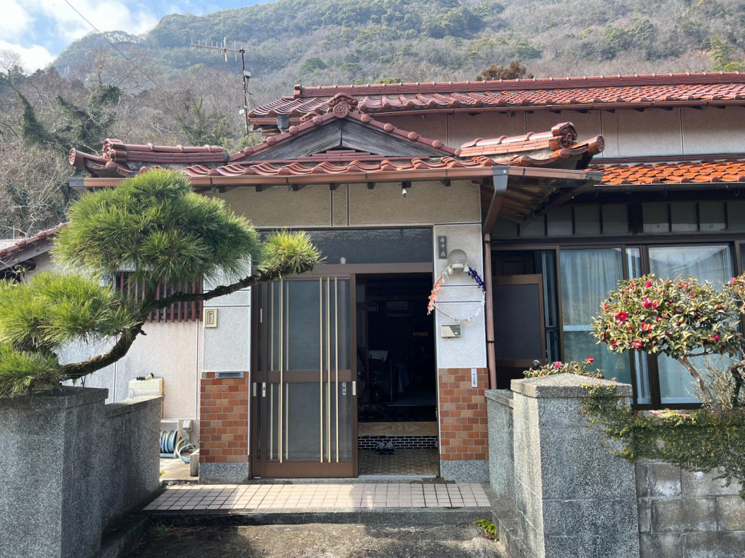 Spacious Home in Kawara Town with Large Land - Thumbnail 2