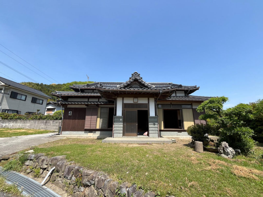 Traditional Japanese Home in Kawara Town - Thumbnail 2