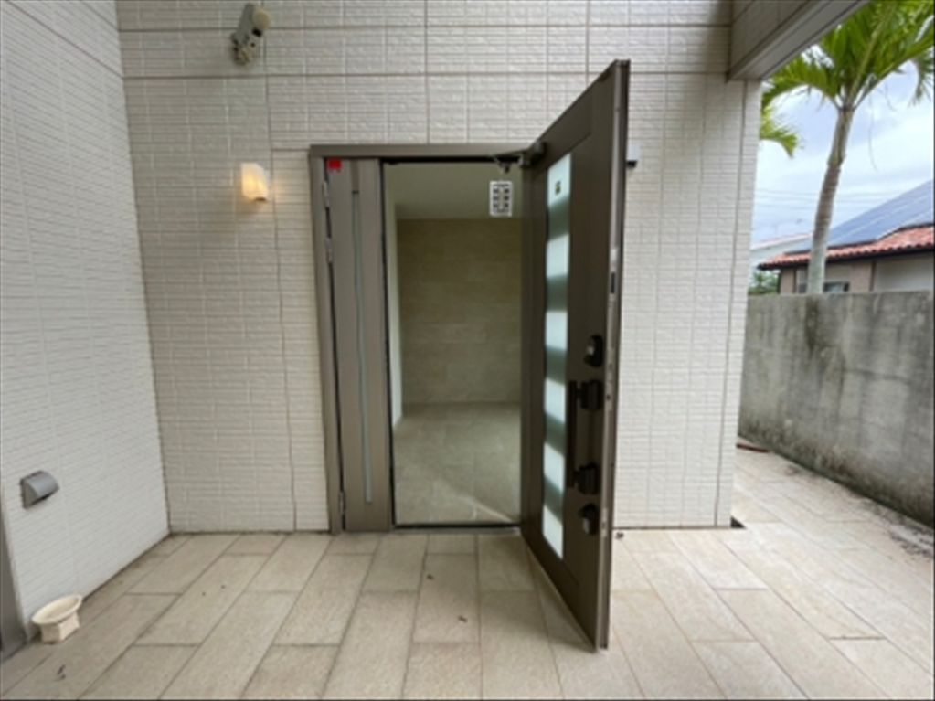 5LDK Villa with Garage in Toyosaki, Okinawa | 175,000,000 Yen - Thumbnail 2