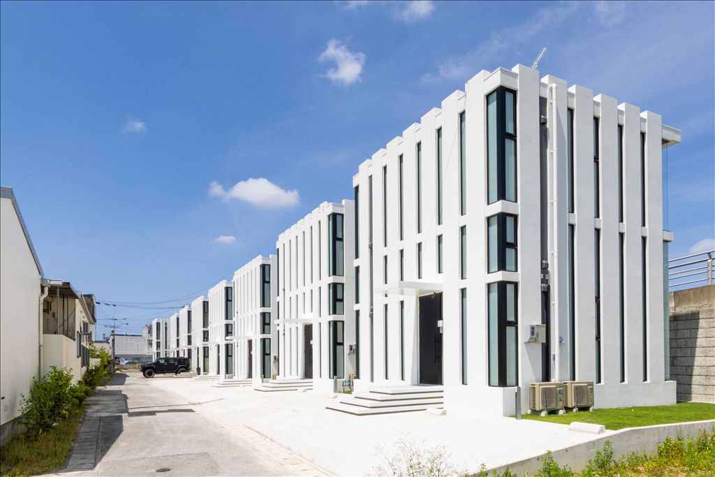 Furnished 2LDK Villa with Pool & Hotel License in Okinawa - Thumbnail 2