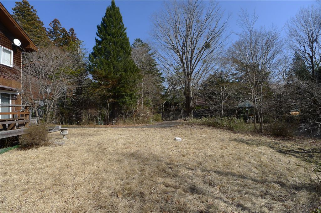 Land with Buildings Near Lake Yamanaka, Yamanashi - Thumbnail 2