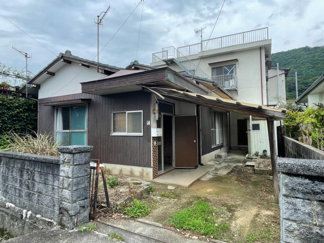 Charming Wooden House for Rent in Kawara Town - Thumbnail 3