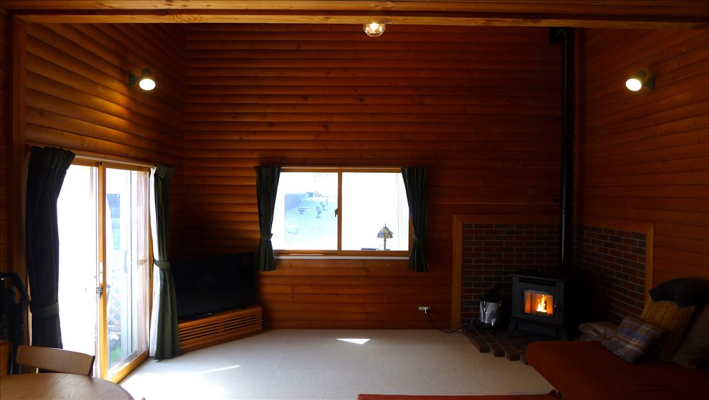 2LDK Wood-Paneled Vacation House in Karuizawa with Pellet Stove - Thumbnail 3