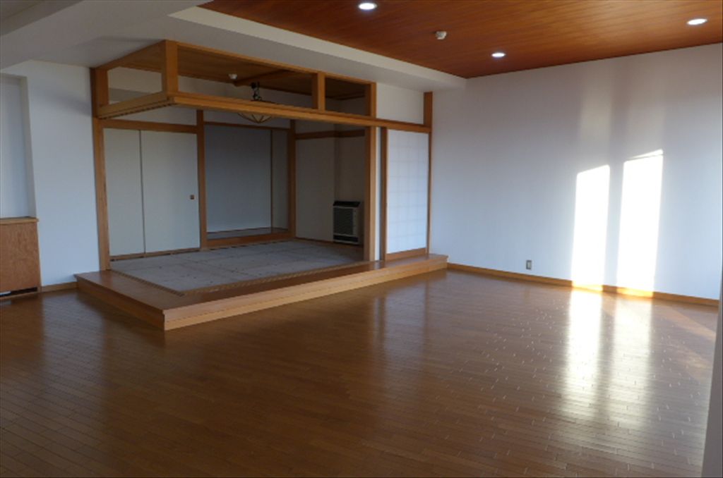 Lakeway Condo with Direct Mount Fuji Views in Kawaguchiko - Thumbnail 3