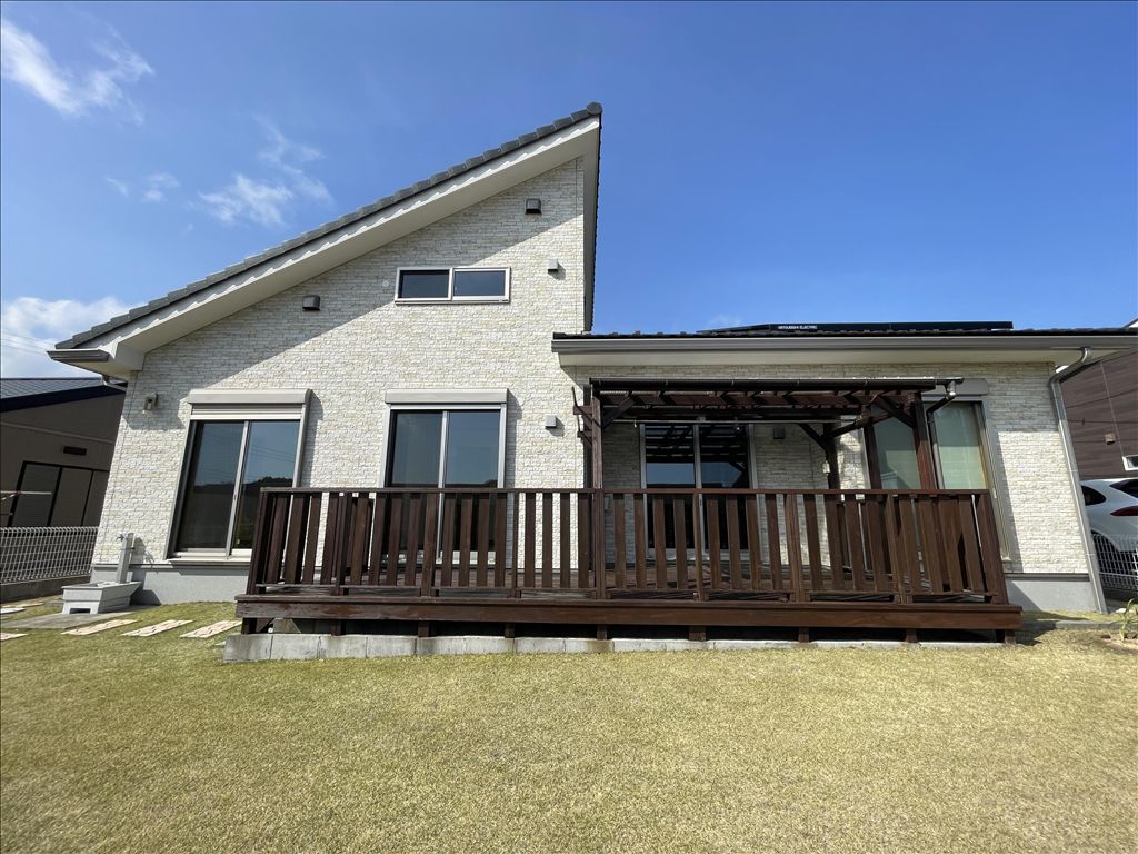 2018 Built 4LDK Villa with Solar Panels in Onjuku Resort Town - Thumbnail 2