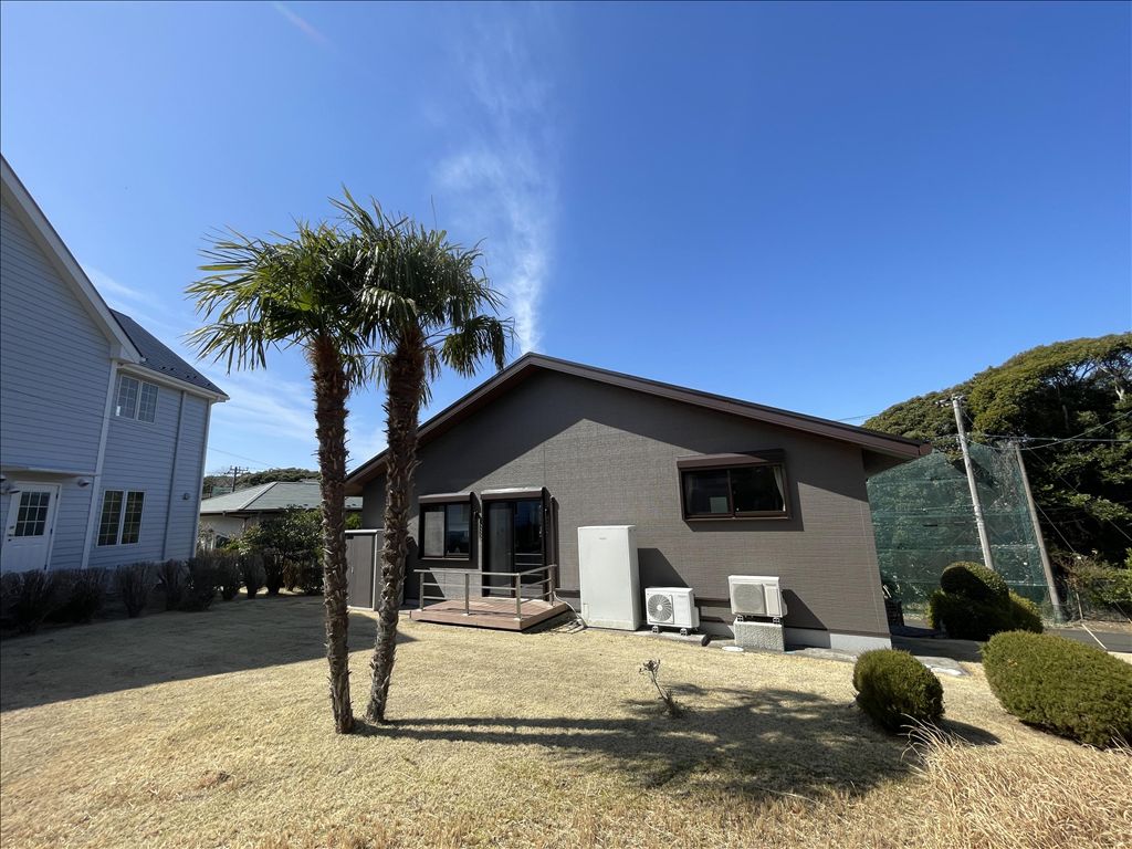 Modern Single-Story Villa with Golf Course Views in Katsuura Resort - Thumbnail 3