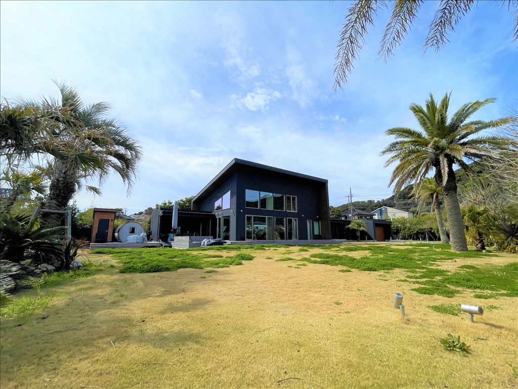 Kamogawa Seaside Resort House with Jacuzzi, Sauna & Ocean Views - Thumbnail 2