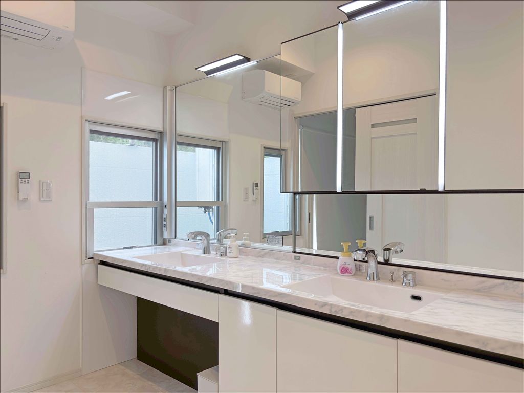 Ocean View 4LDK Villa with Separate Guest House in Onna Village - Thumbnail 3