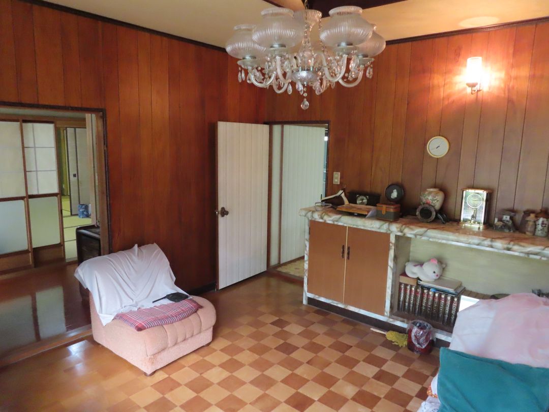 Rural Home for Sale in Yakage with Field Views - Thumbnail 2