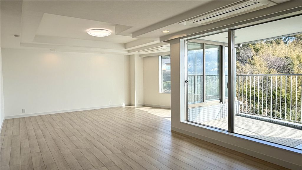 Renovated 1LDK Apartment with Sagami Bay View in Manazuru - Thumbnail 4