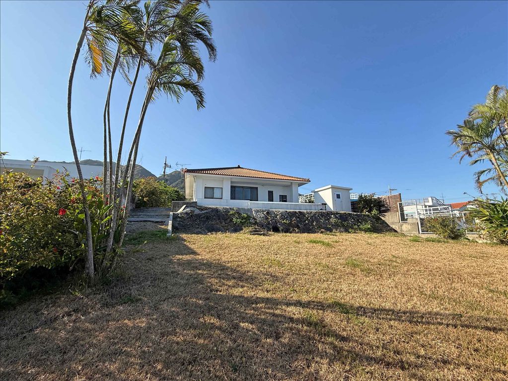 Oceanfront Villa with Pool in Ishigaki's Kabira Bay | 3-Building Estate - Thumbnail 2