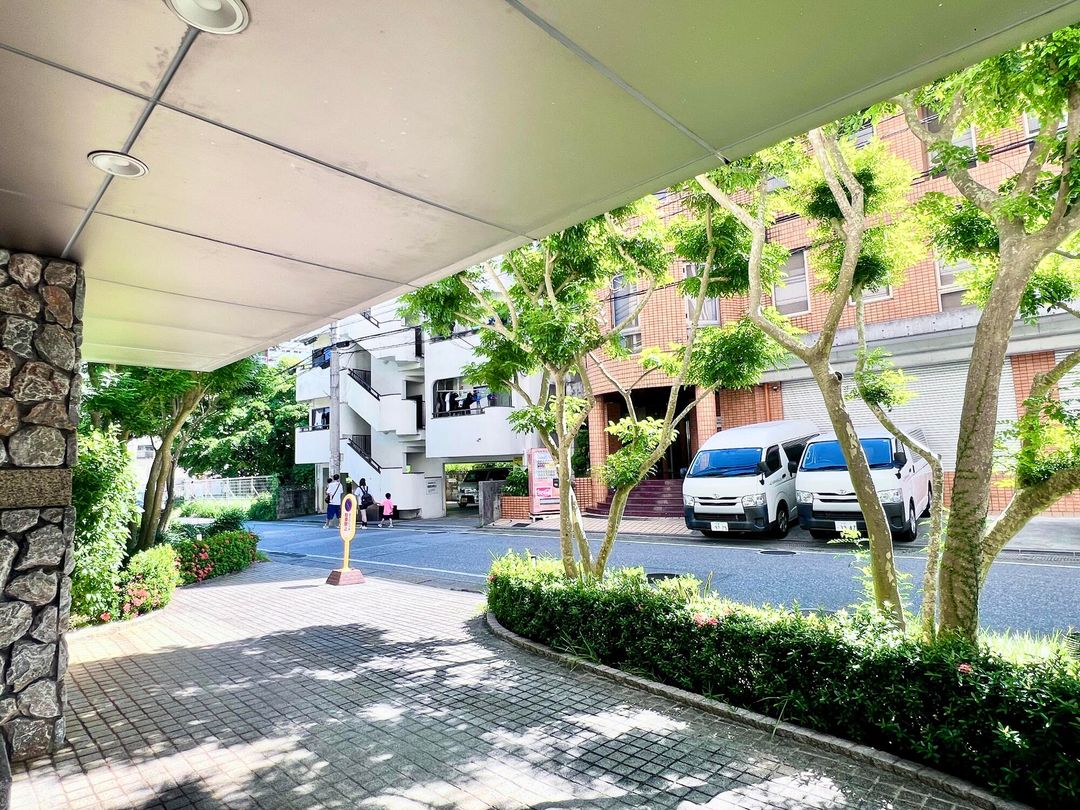 Top-Floor 4LDK Apartment in Naha with Park View and Roof Balcony - Thumbnail 2