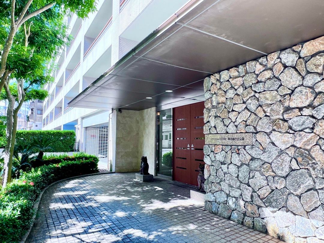Top-Floor 4LDK Apartment in Naha with Park View and Roof Balcony - Thumbnail 4
