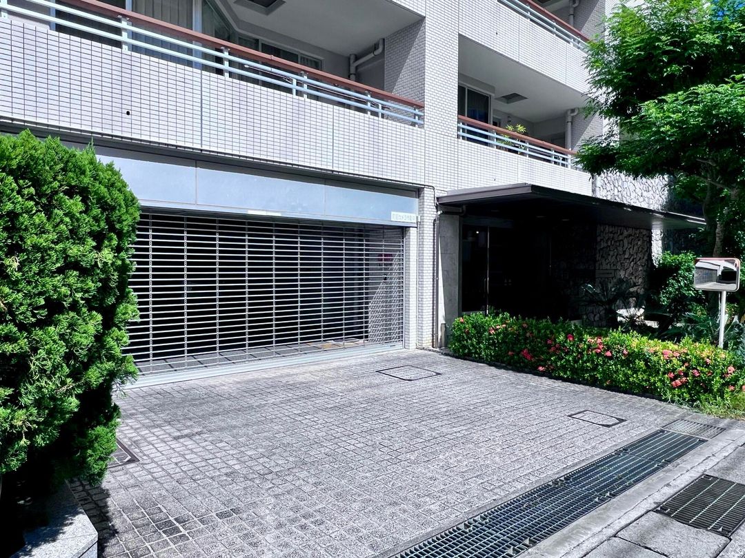 Top-Floor 4LDK Apartment in Naha with Park View and Roof Balcony - Thumbnail 3