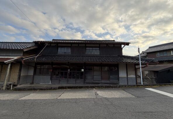 83-Year-Old Farmhouse with Large Field in Mitsue, Nara - Thumbnail 2