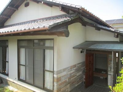 1975 Single-Story House in Yawatahama Residential Area — Image 1, Yawatahama, Ehime