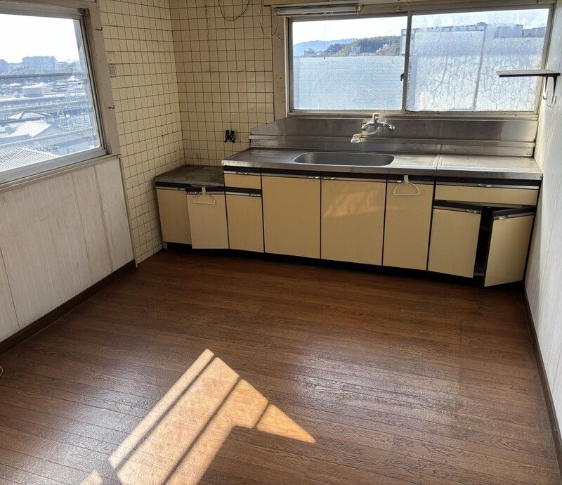 Spacious 3DK House on 291sqm Land in Hikari, Yamaguchi for 600,000 Yen - Thumbnail 3